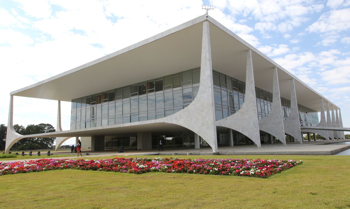 Bolsonaro veta fundo eleitoral para eleições de 2022