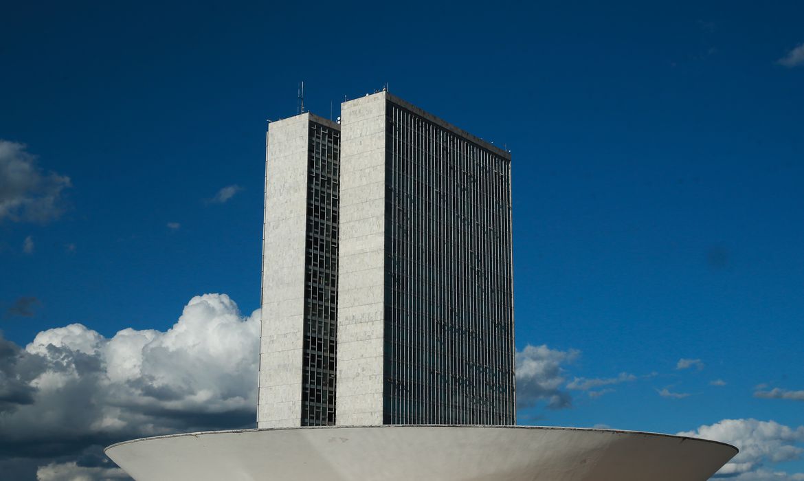 Comissão da Câmara aprova PEC dos Precatórios e muda teto de gastos